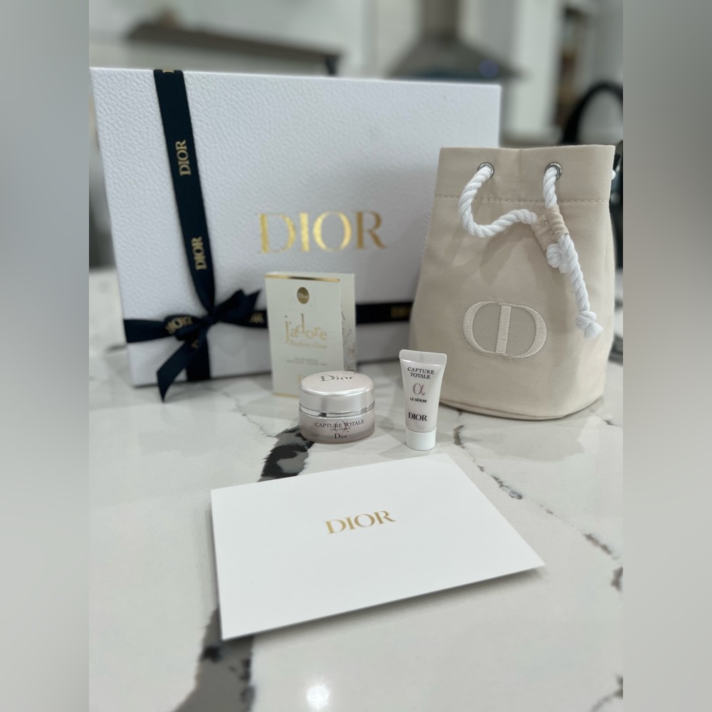 NEW DIOR COSMETIC BAG + DIOR CAPTURE TOTALE CREAM (15ml) + SERUM ( 5ml) + gift